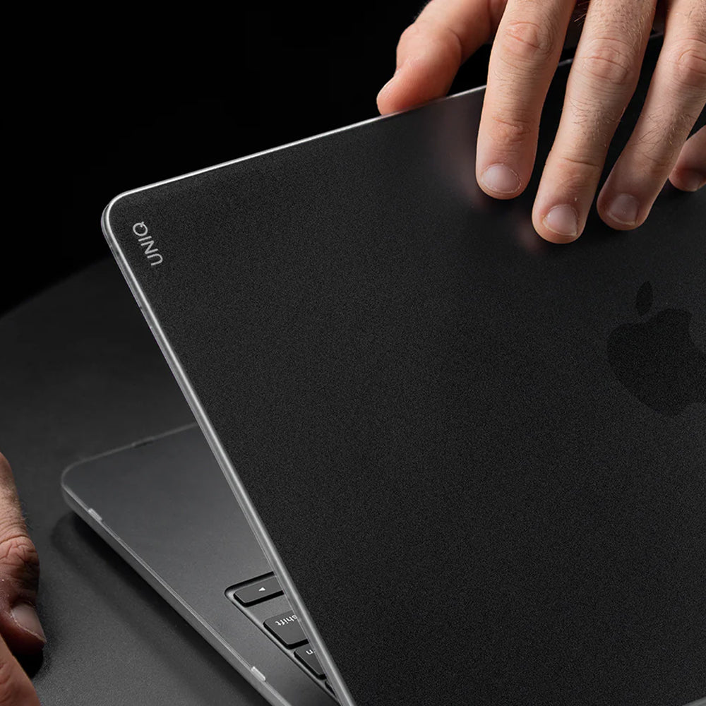 Coque UNIQ Claro pour Apple MacBook Pro 16 pouces (2026) / (2024) / (2023) / (2021), Gris Mat